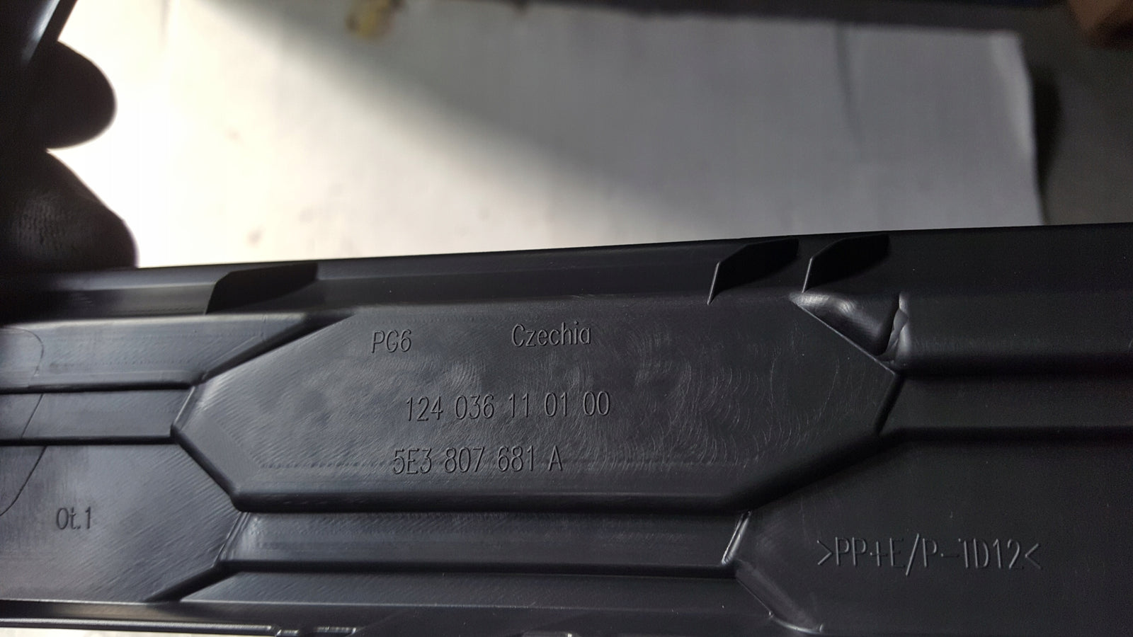 Kratka zderzaka LE przód SKODA OCTAVIA 5E3807681A