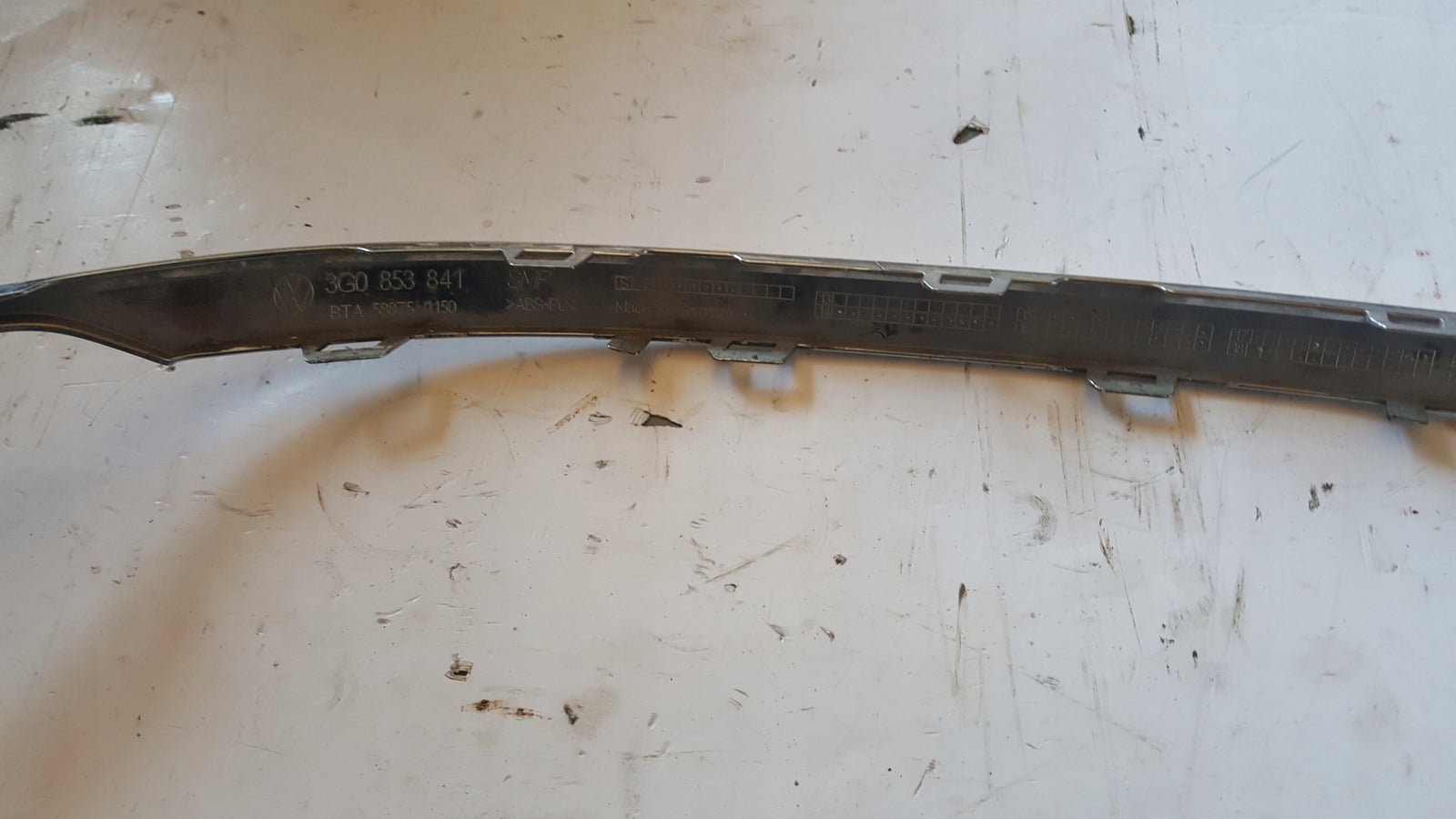 Listwa chrom zderzaka lewy tył VW PASSAT (B8) 3G0853841 demontaż