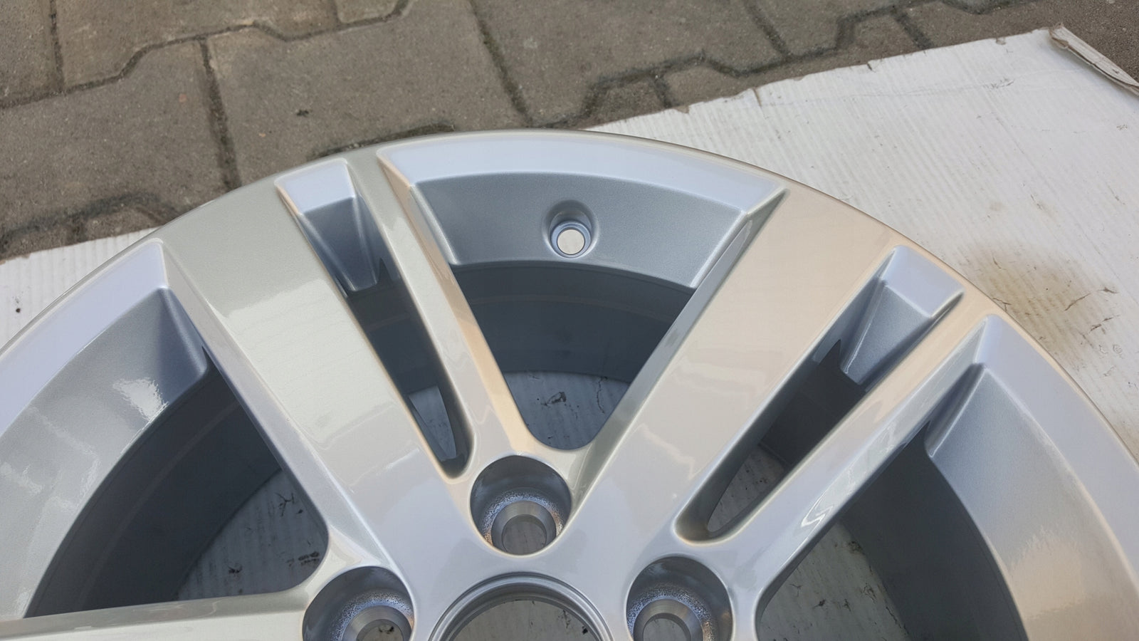 NOWA ORYGINALNA felga aluminiowa VW POLO 6Jx15 et 40 6R0601025AB