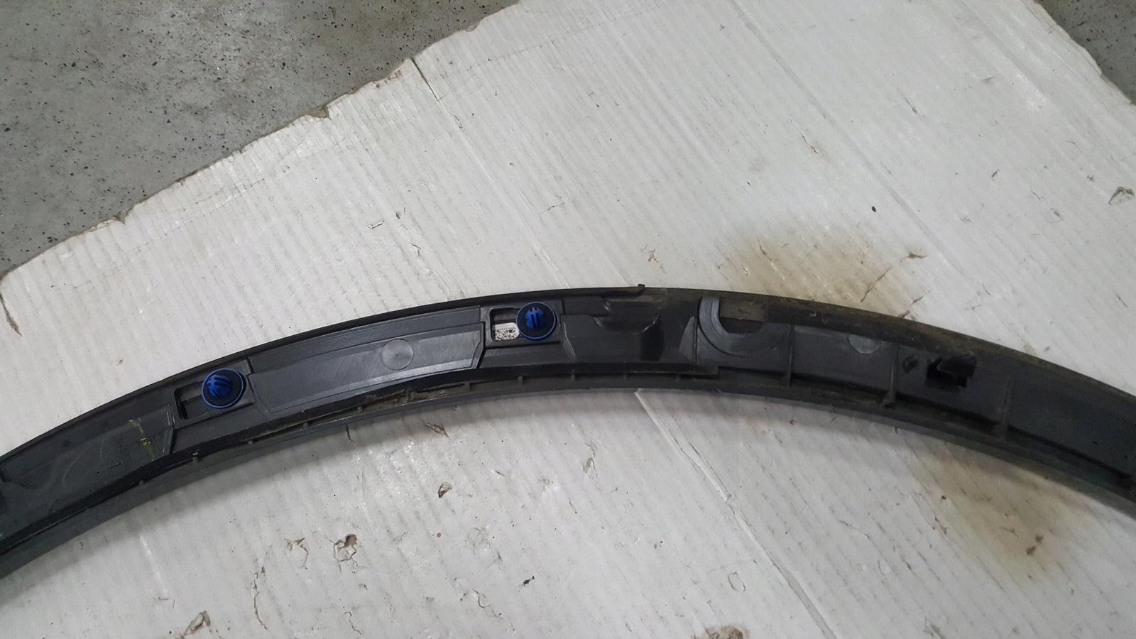 Listwa błotnika prawy tył AUDI Q5 80A853818B demontaż