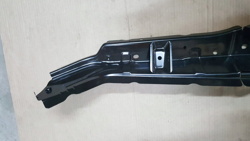 AUDI A3 8Y0 - Górne przednie wzmocnienie błotnika 8Y0810135