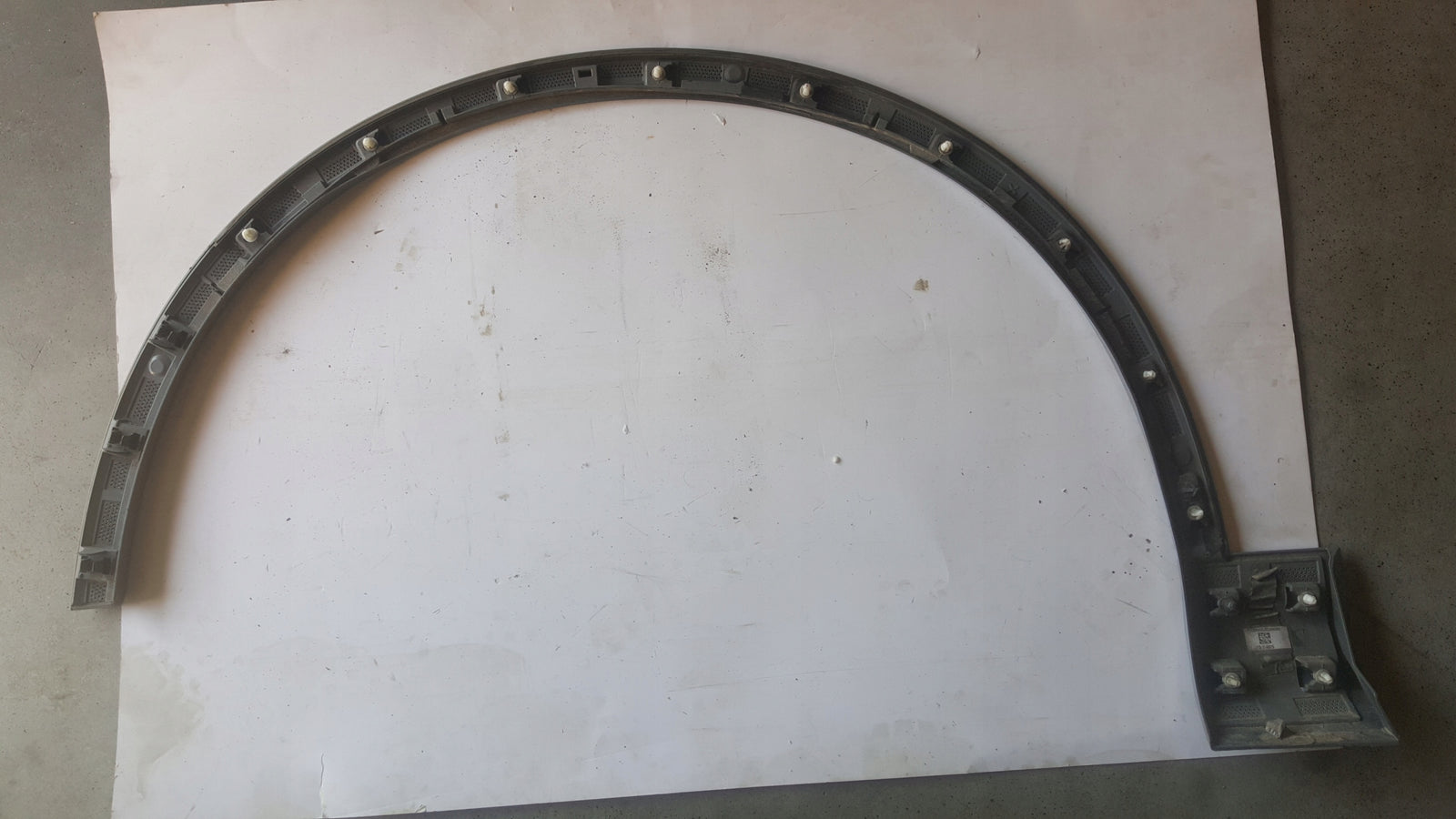 Listwa błotnika prawy przód AUDI Q7 4M0853718K demontaż