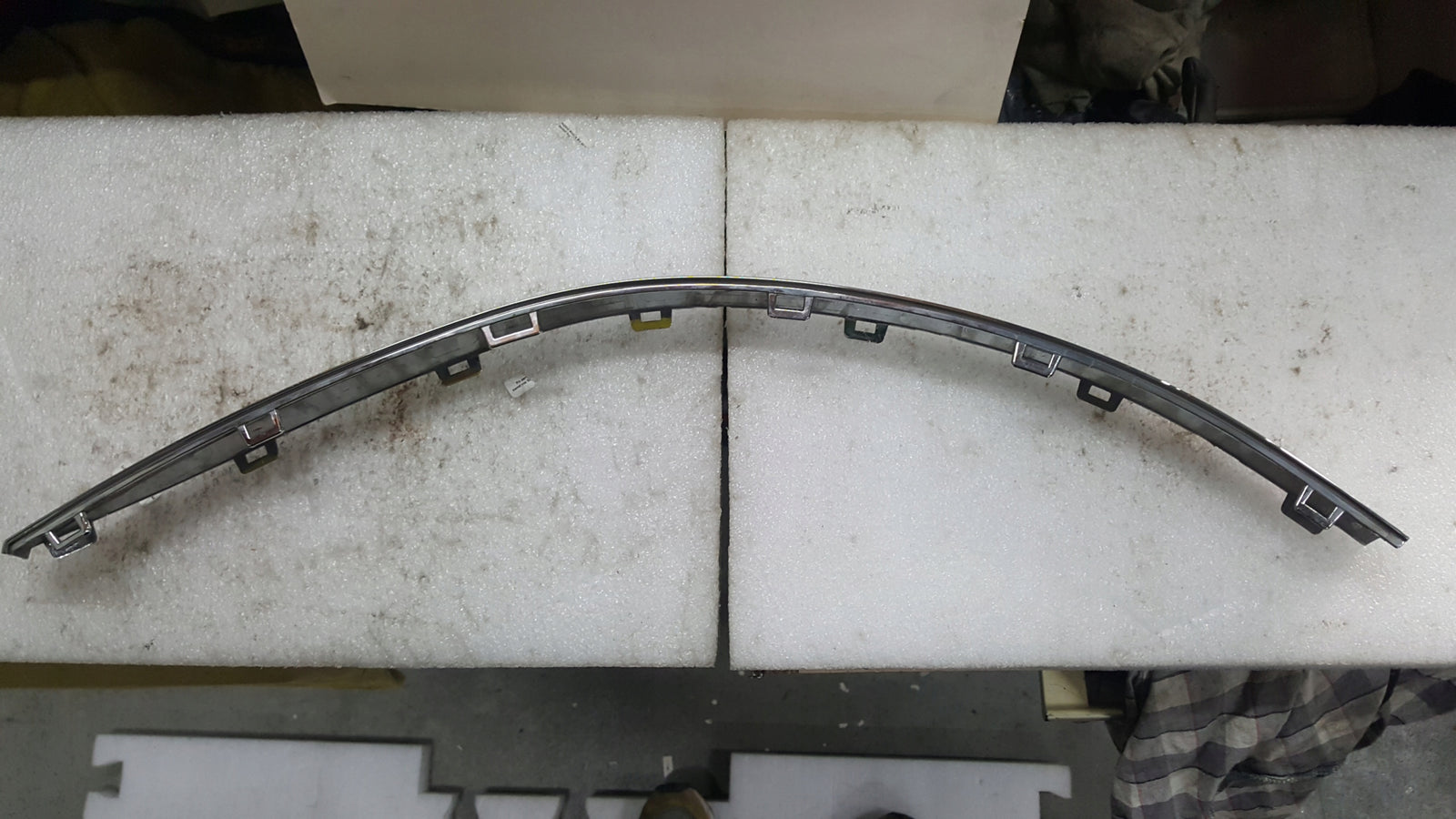 Listwa chrom zderzaka tylnego lewa strona VW TOUAREG 760853841 demontaż