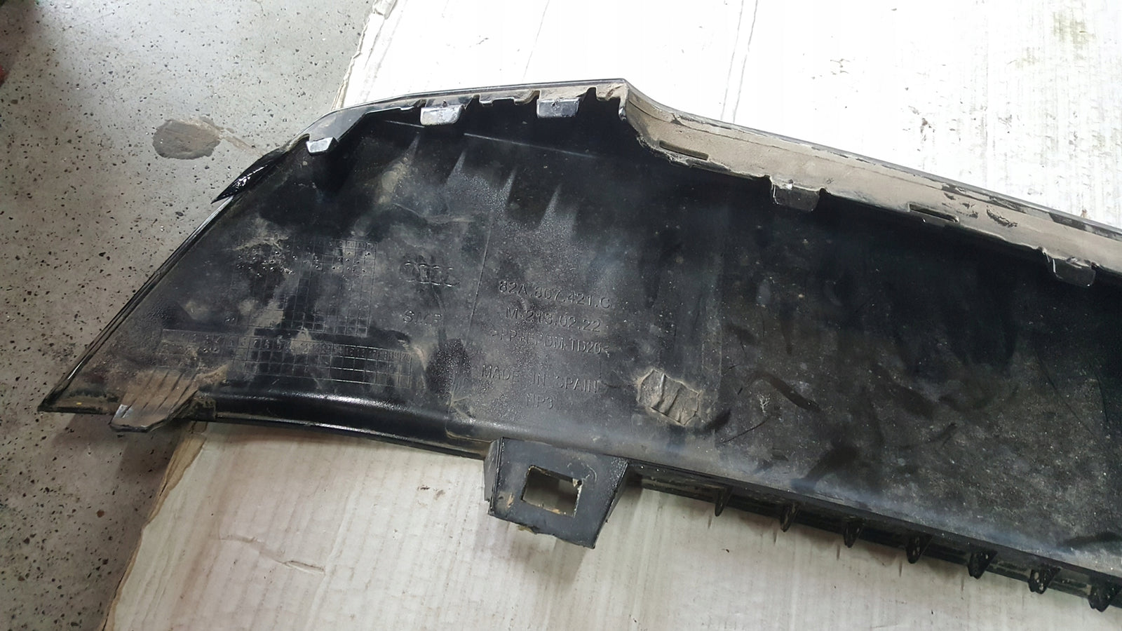 Dokładka spoiler zderzaka tył AUDI A1 82A807421C demontaż