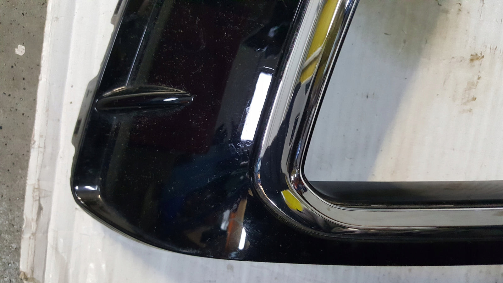 Kratka zderzaka prawy przód VW TIGUAN R-LINE 5NA853666J demontaż