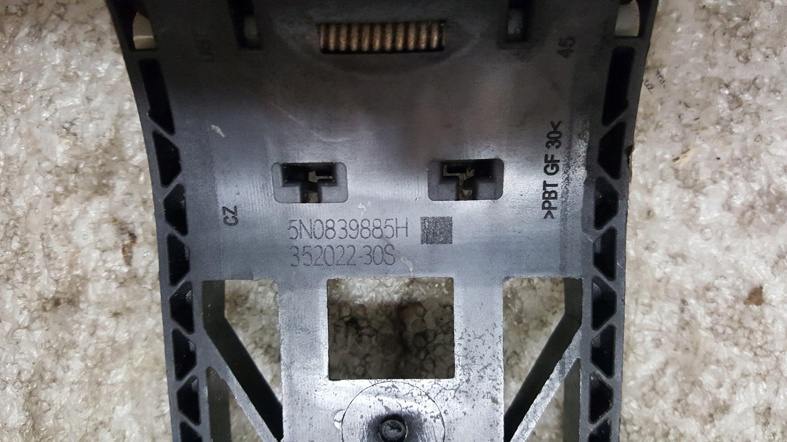 Mocowanie klamki lewe VW SEAT SKODA 5N0839885H
