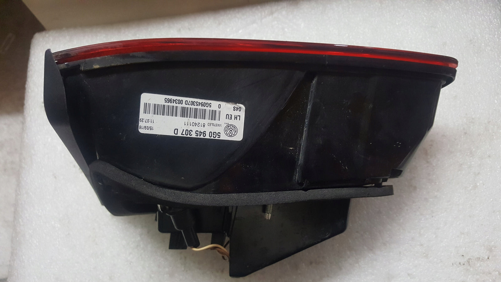 Lewa tylna lampa LED w klapę VW Golf VII 5G0945307D demontaż