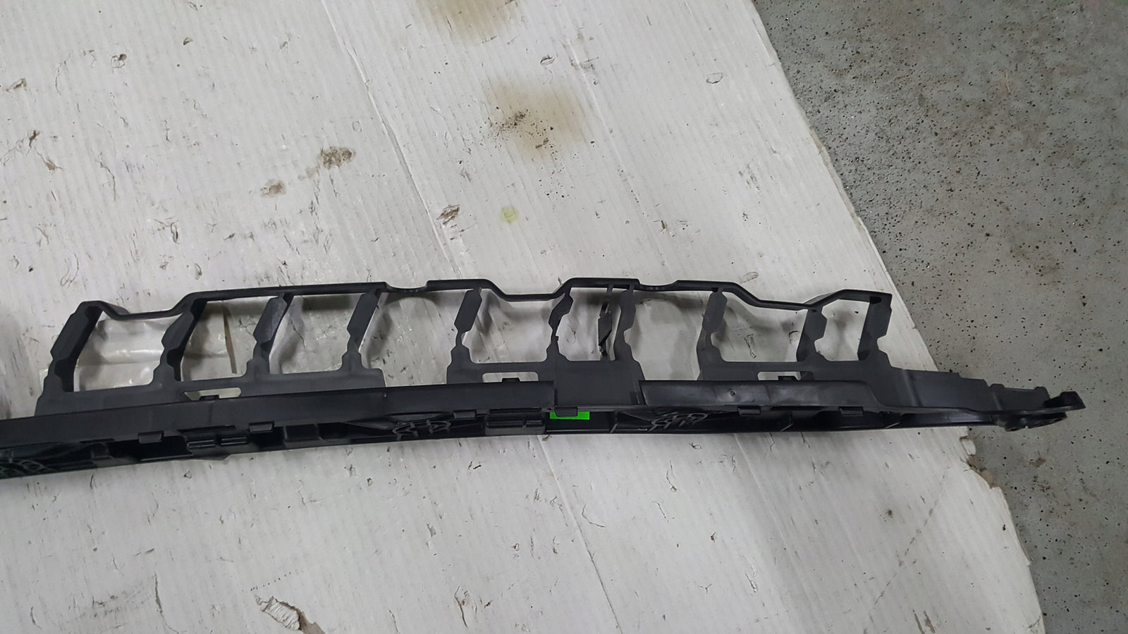NOWY ORYGINALNY ślizg zderzaka tylnego SKODA OCTAVIA IV kombi 5E7807863