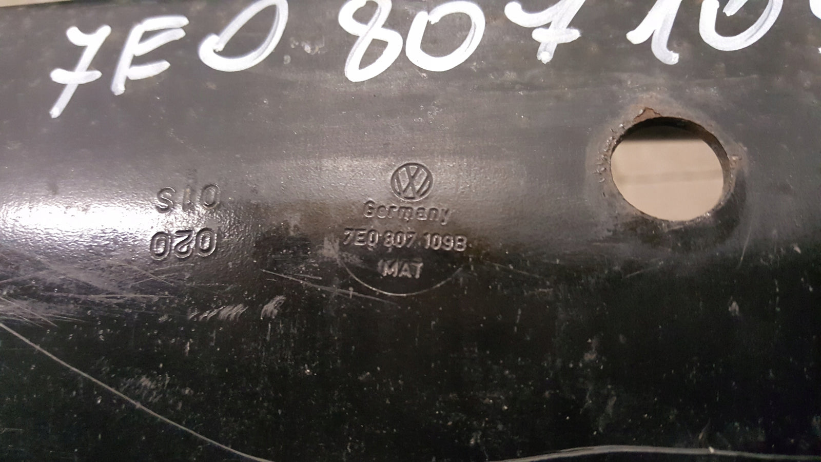 VW T5 LIFT, T6 BELKA W ZDERZAK PRZÓD 7E0807109B