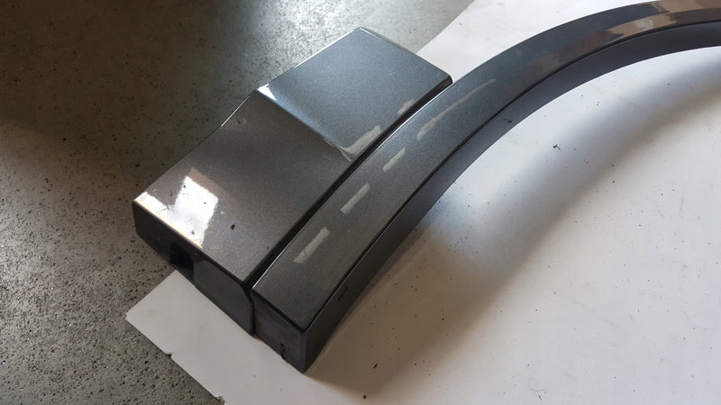 Listwa błotnika prawy przód VW TOUAREG 3 760853718A demontaż