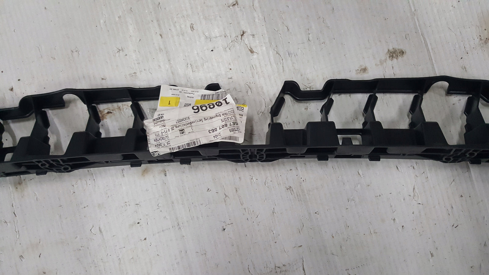 NOWY ORYGINALNY ślizg zderzaka tylnego SKODA OCTAVIA IV kombi 5E7807863