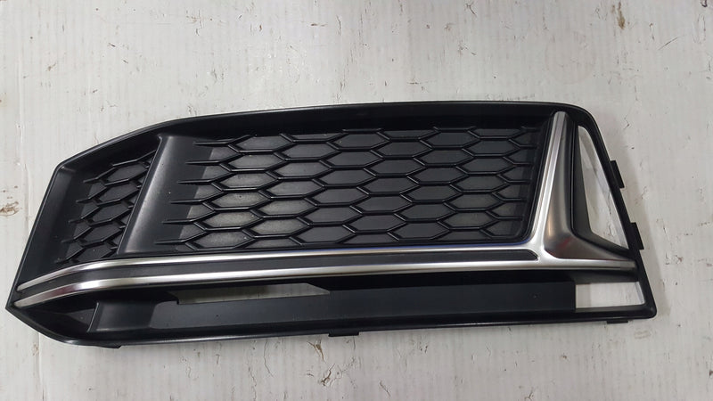 Kratka zderzaka lewy przód AUDI A4 S4 B9 8W0807681K demontaż