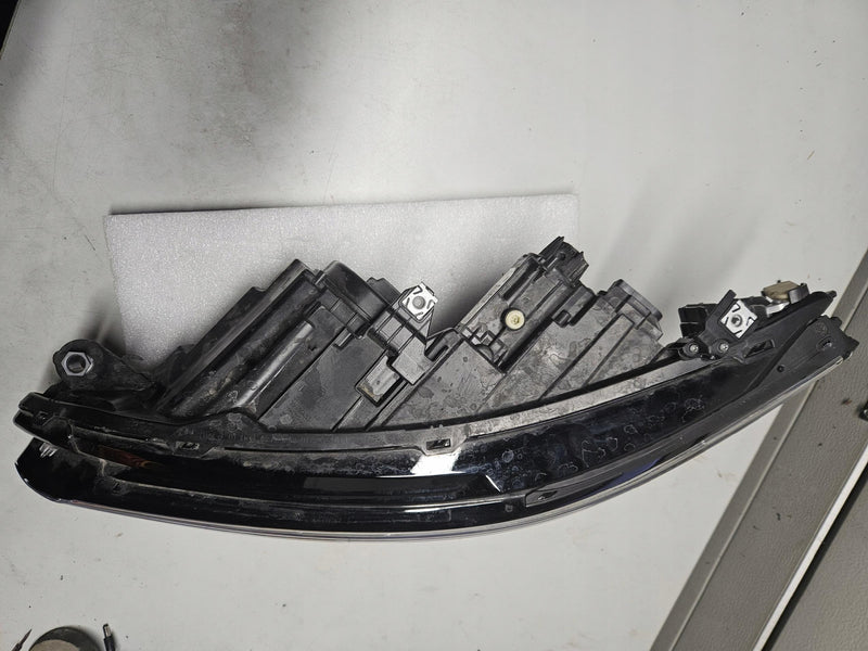 Le FUL LED IQ-LIGHT Vw Golf 8 5H1941035H 2022r demontaż