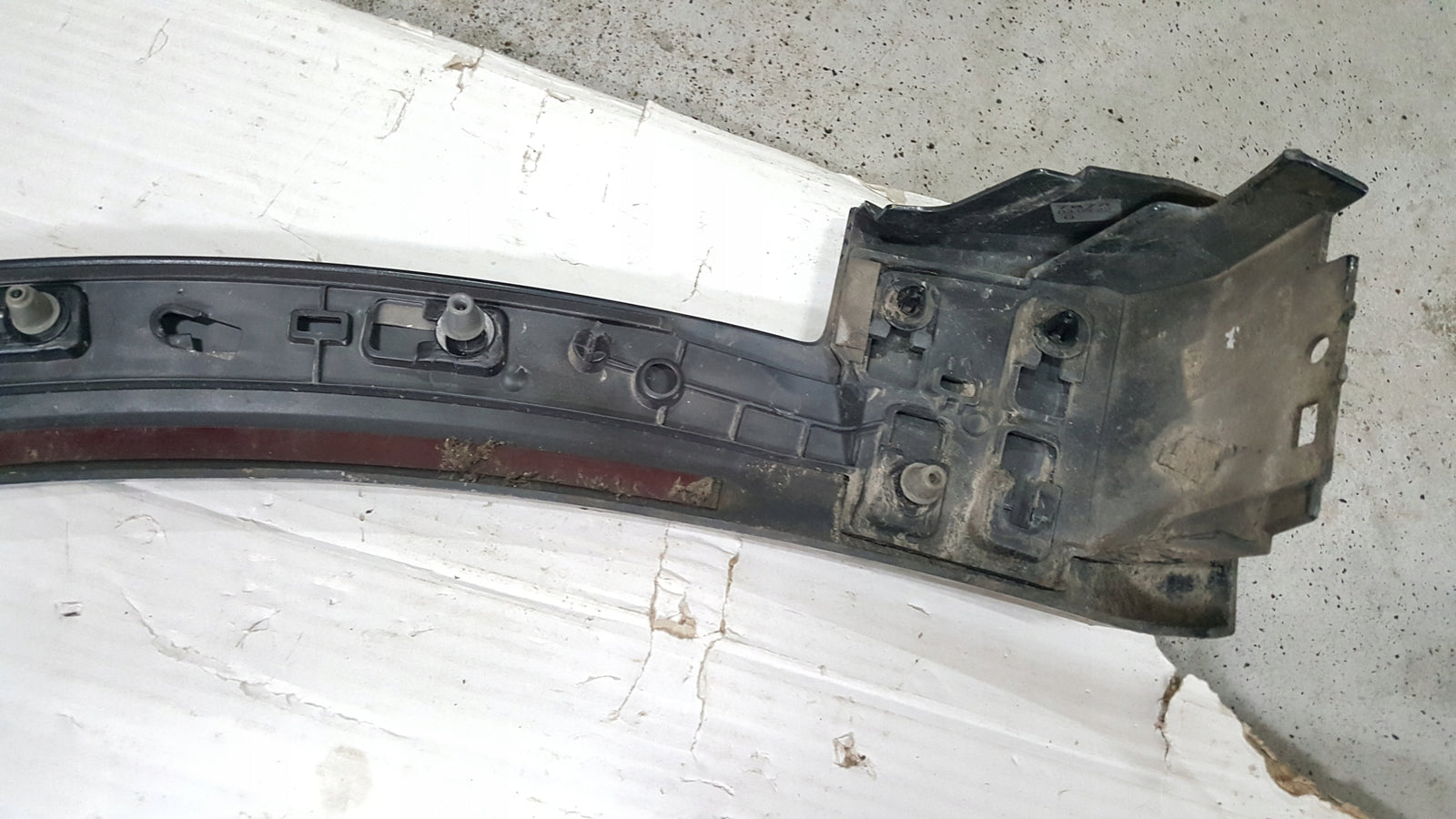 Listwa błotnika przedniego prawa strona AUDI E-TRON 4KE853718A demontaż