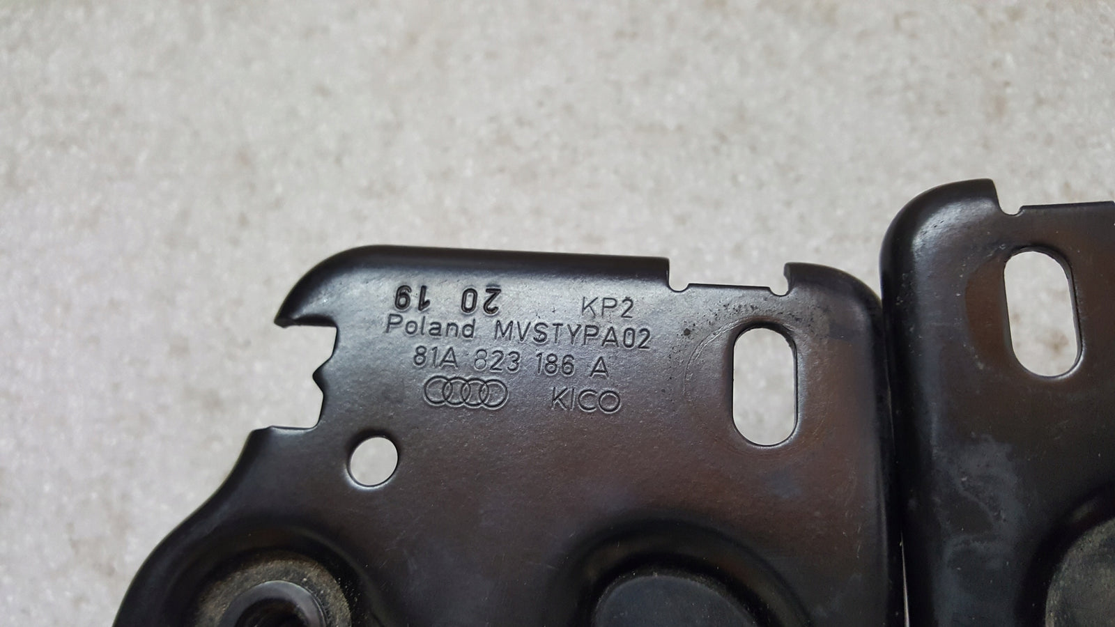 Lewy + prawy rygiel maski AUDI Q3 RSQ3 A3 Q2 81A823185A 81A823186A demontaż