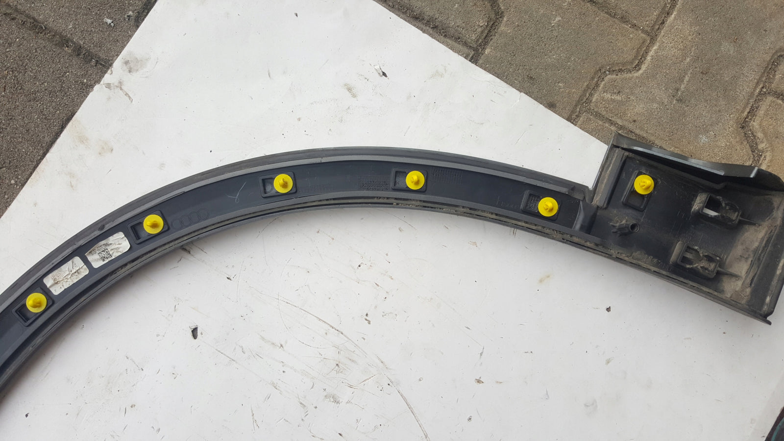 LISTWA BŁOTNIKA PRAWA PRZEDNIA AUDI Q8 4M853718B