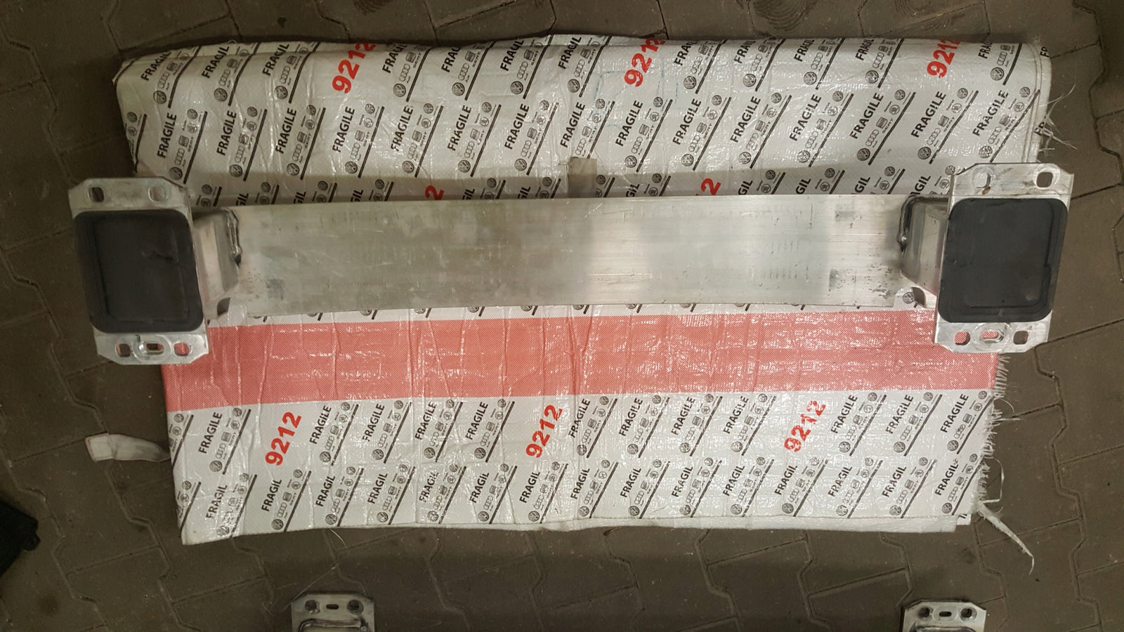 BELKA ZDERZAKA TYŁ WZMOCNIENIE AUDI E-TRON 4KE 4KE807309D 4KE807669A