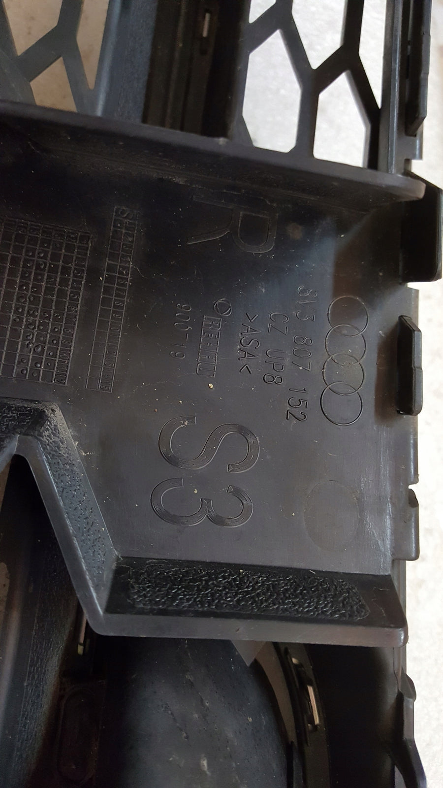 Kratka zderzaka prawy przód AUDI A3 S3 8V3807682L demontaż