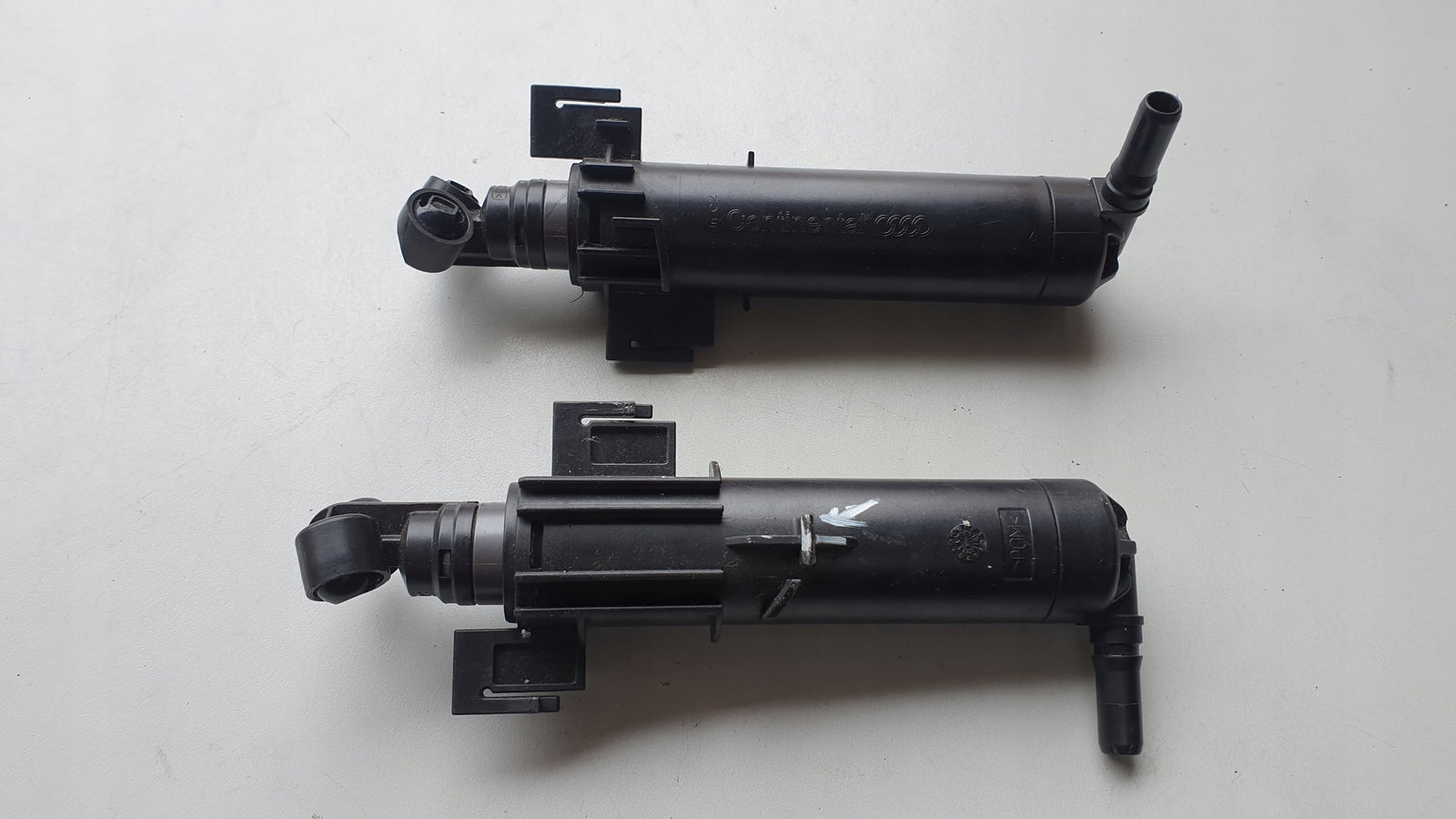 LE spryskiwacz reflektora AUDI A4 8K0955101D