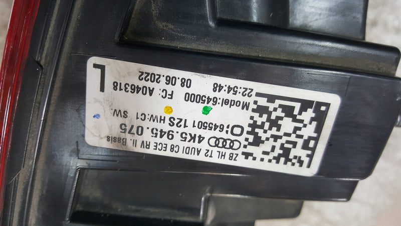 Tylna lewa lampa LED w klapę AUDI A6 C8 sedan 4K5945075 demontaż