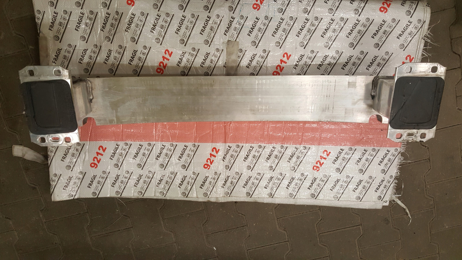 BELKA ZDERZAKA TYŁ WZMOCNIENIE AUDI E-TRON 4KE 4KE807309D 4KE807669A