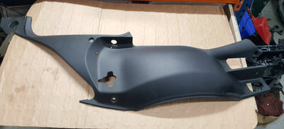 Audi R8 4S0 osłona zamka na pas lewa przód 4S0821169 ORYGINAŁ