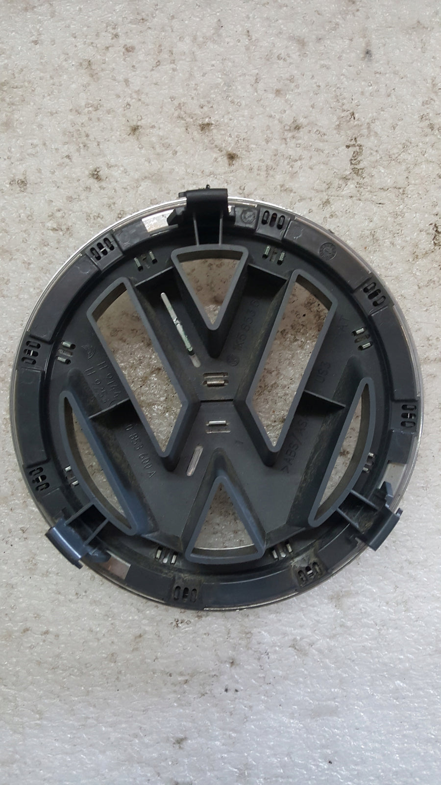 VOLKSWAGEN PASSAT B6 GOLF V 5 EMBLEMAT ZNACZEK LOGO GRILLA 1K5853600