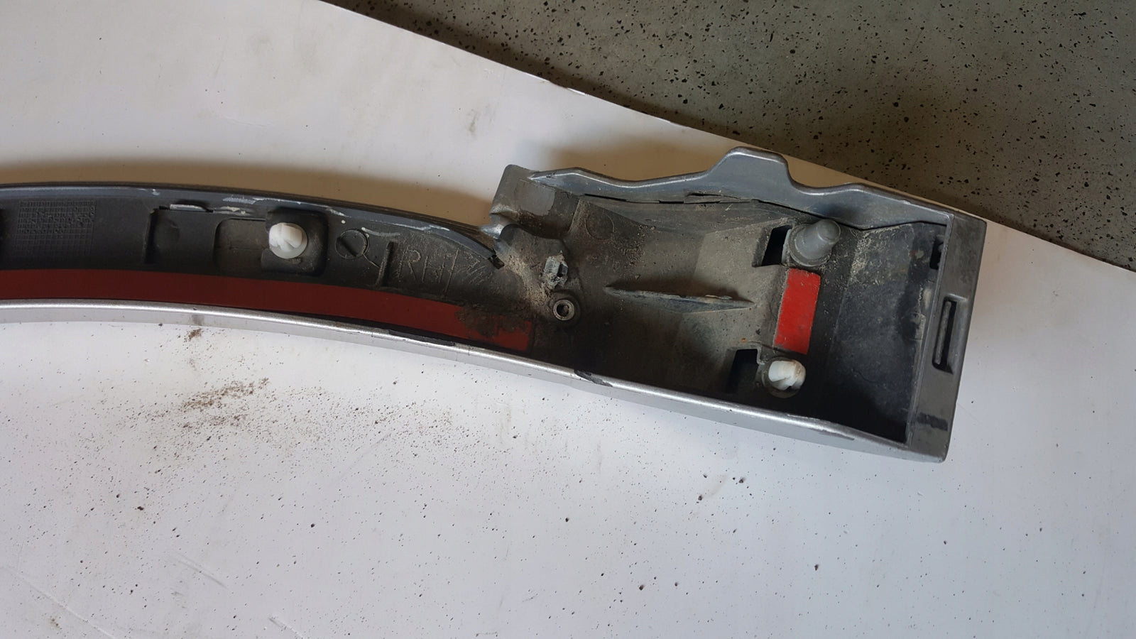 Listwa błotnika prawy przód AUDI Q3 8U0853718A demontaż