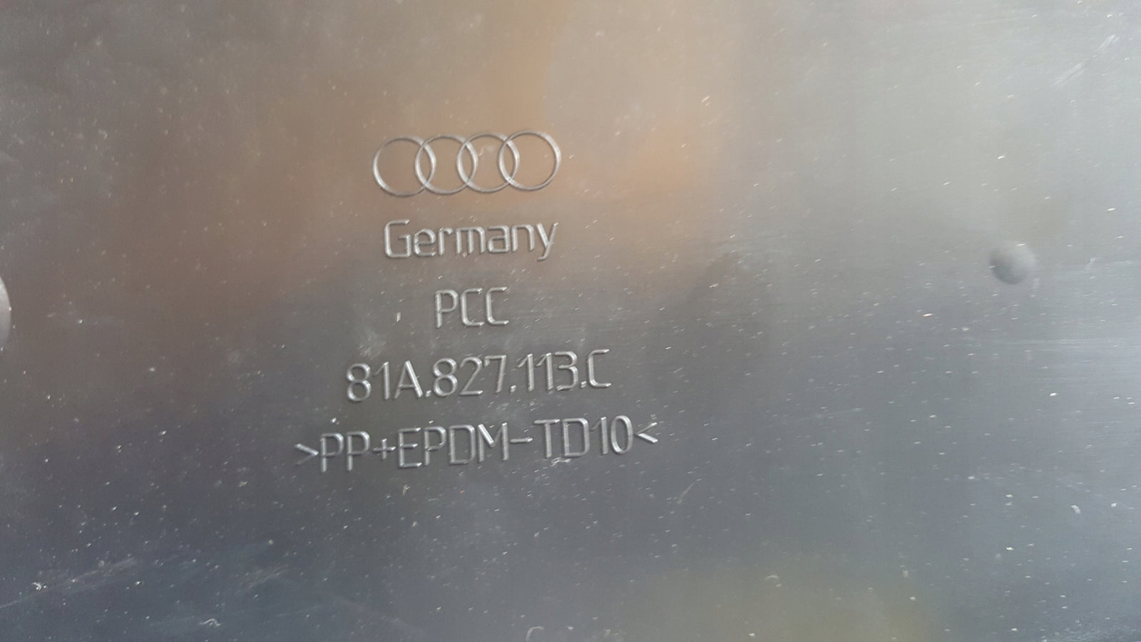 Podkładka tablicy tył AUDI Q2 81A827113C demontaż