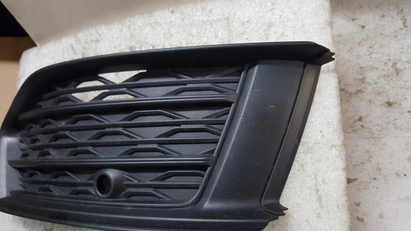 KRATKA W ZDERZAK PRAWA PRZÓD AUDI A6 C8 4K 2018-2022 4K0807682