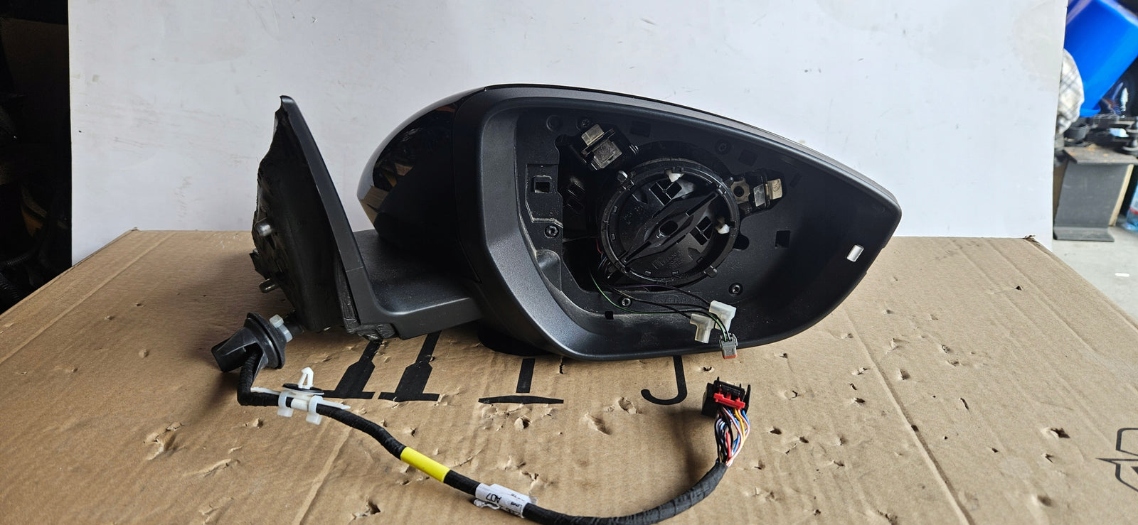 4KL857410T ideał LUSTERKO PRAWE AUDI E-TRON 14 pinów