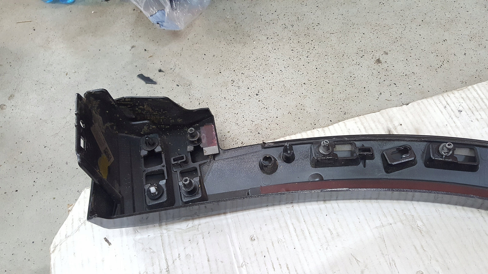 Listwa błotnika lewy przód AUDI E-TRON 4KE853717D