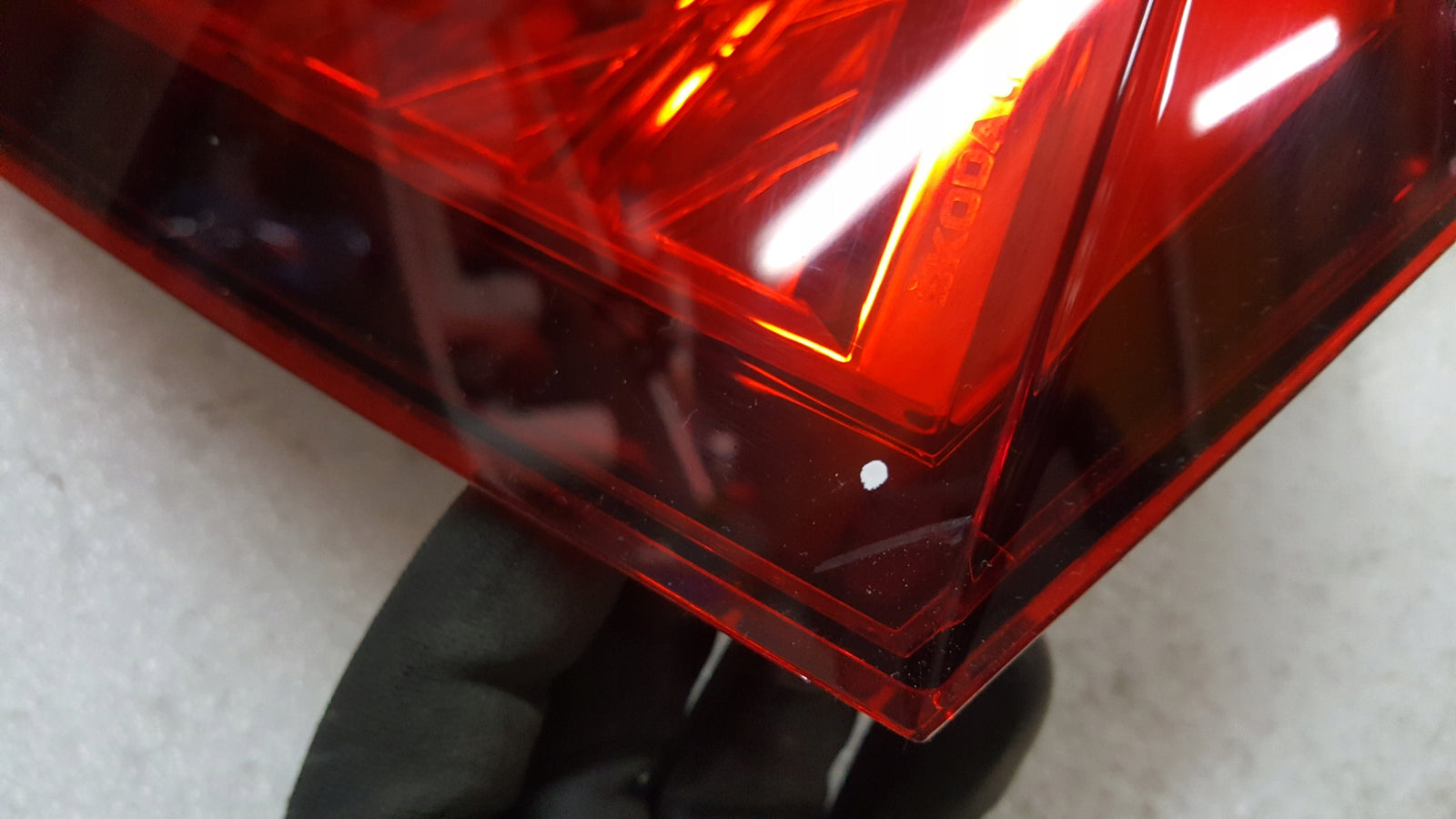 Tylna lewa lampa LED w błotnik SKODA SCALA 657945207B demontaż