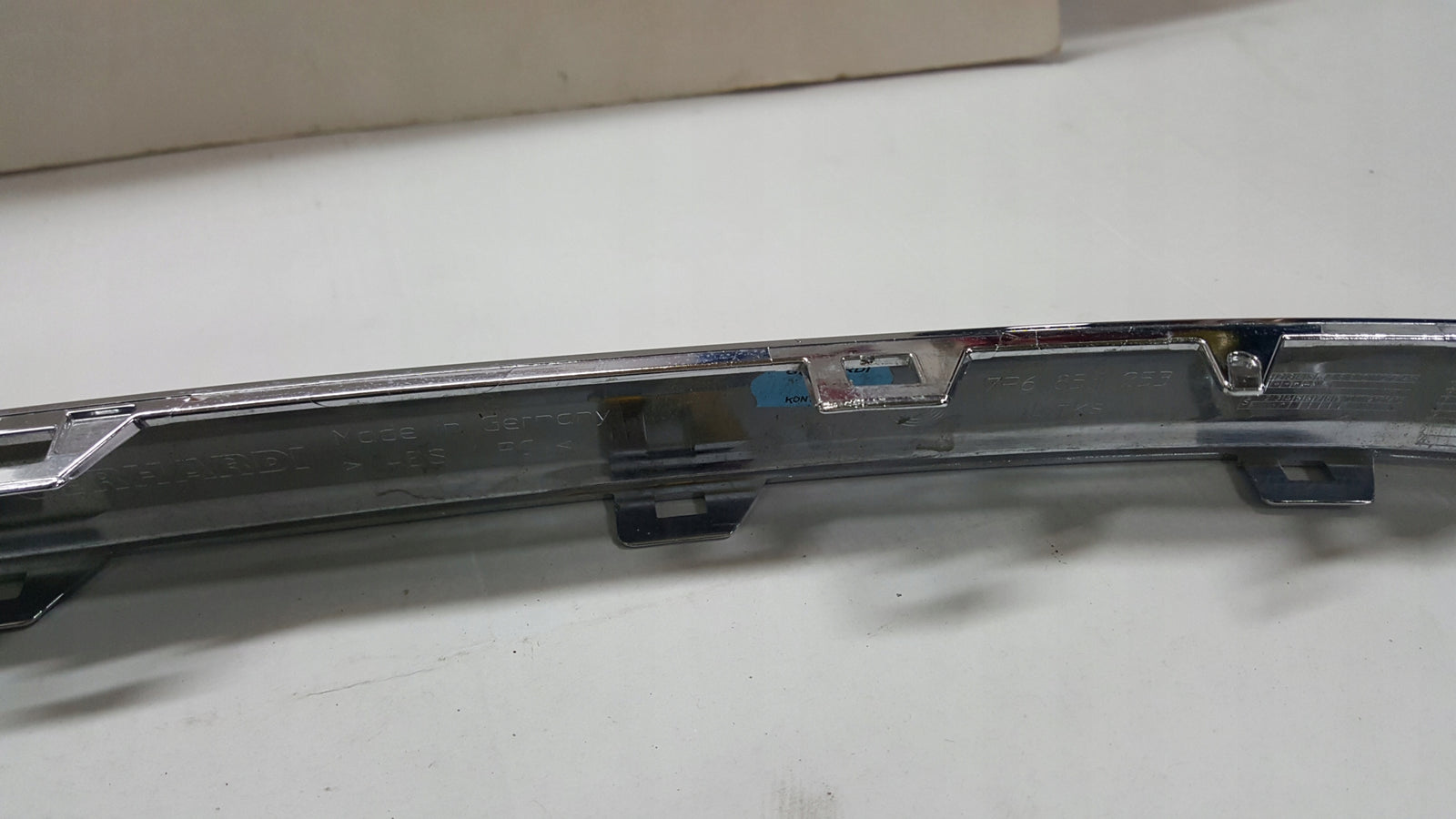 Listwa chrom zderzaka przedniego lewa strona VW TOUAREG 7P6853253 demontaż