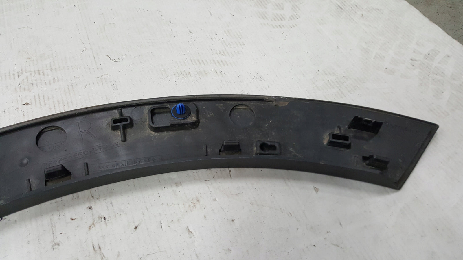 Listwa błotnika prawy tył AUDI E-TRON 4KE853818