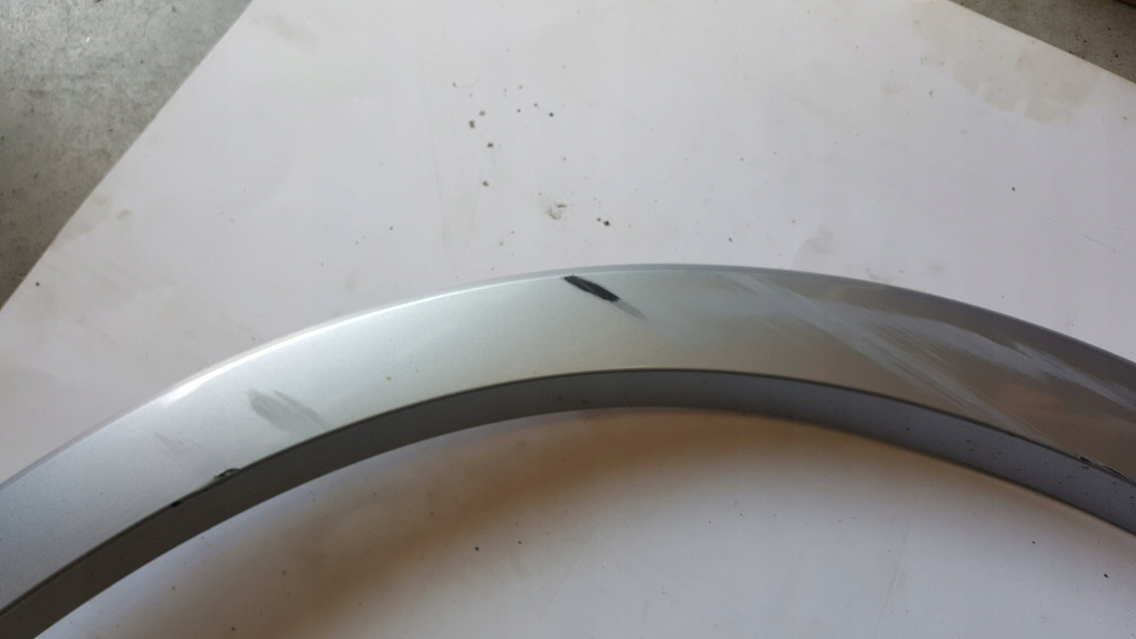 Listwa błotnika prawy przód AUDI Q3 8U0853718A demontaż