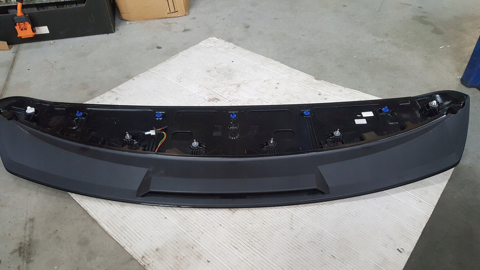 Spoiler lotka klapy AUDI Q8 4M8827933G DEMONTAŻ