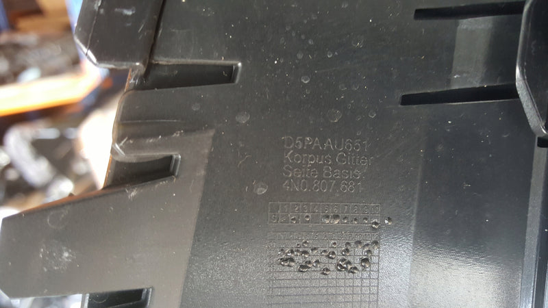 Kratka zderzaka przedniego lewa strona AUDI A8 (D5) 4N0807681 demontaż