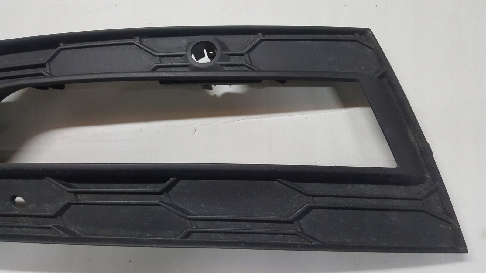Kratka zderzaka przedniego lewa strona SKODA OCTAVIA IV 5E3807681A