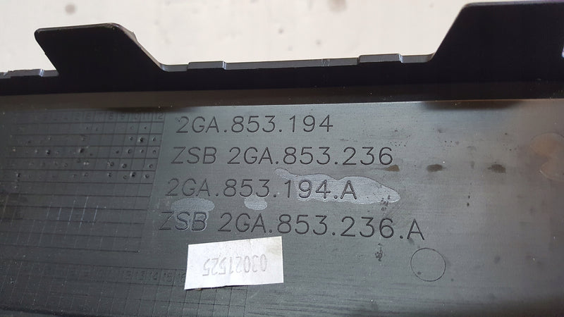 Listwa blenda zderzaka przedniego VW T-ROC 2GA853194 demontaż