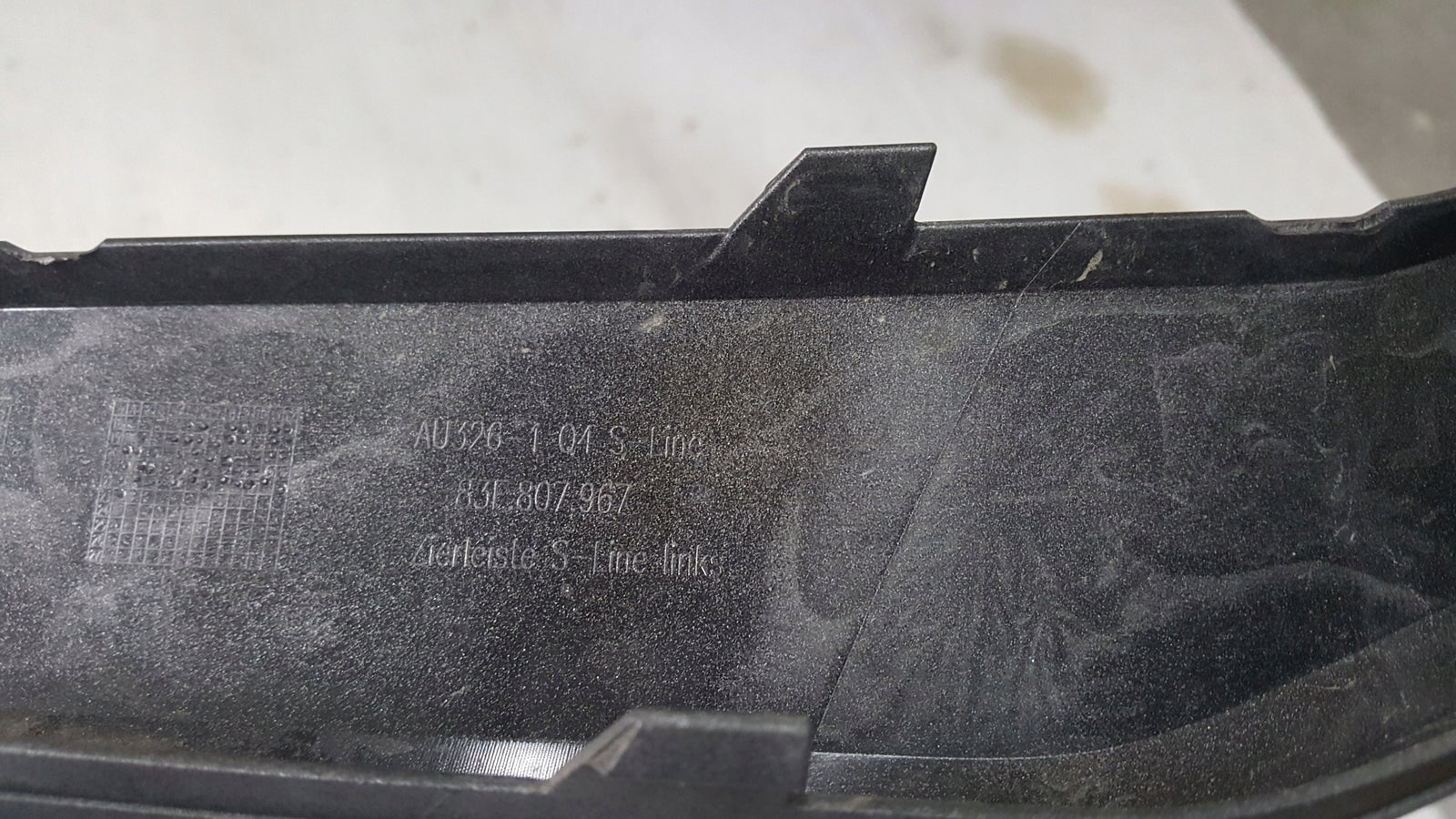 Listwa zderzaka tylnego lewa strona AUDI Q3 83F807967 demontaż