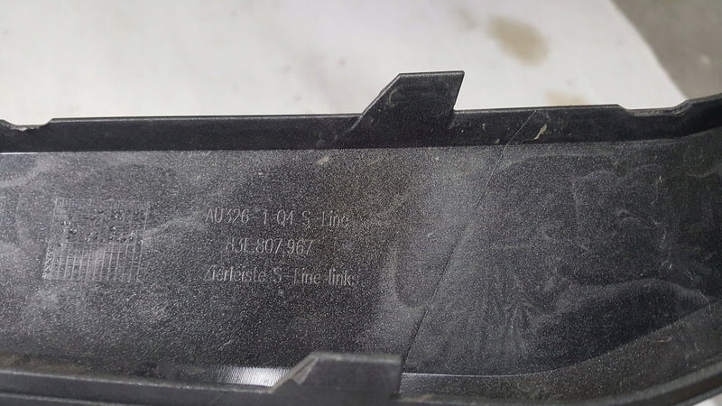 Listwa zderzaka tylnego lewa strona AUDI Q3 83F807967 demontaż
