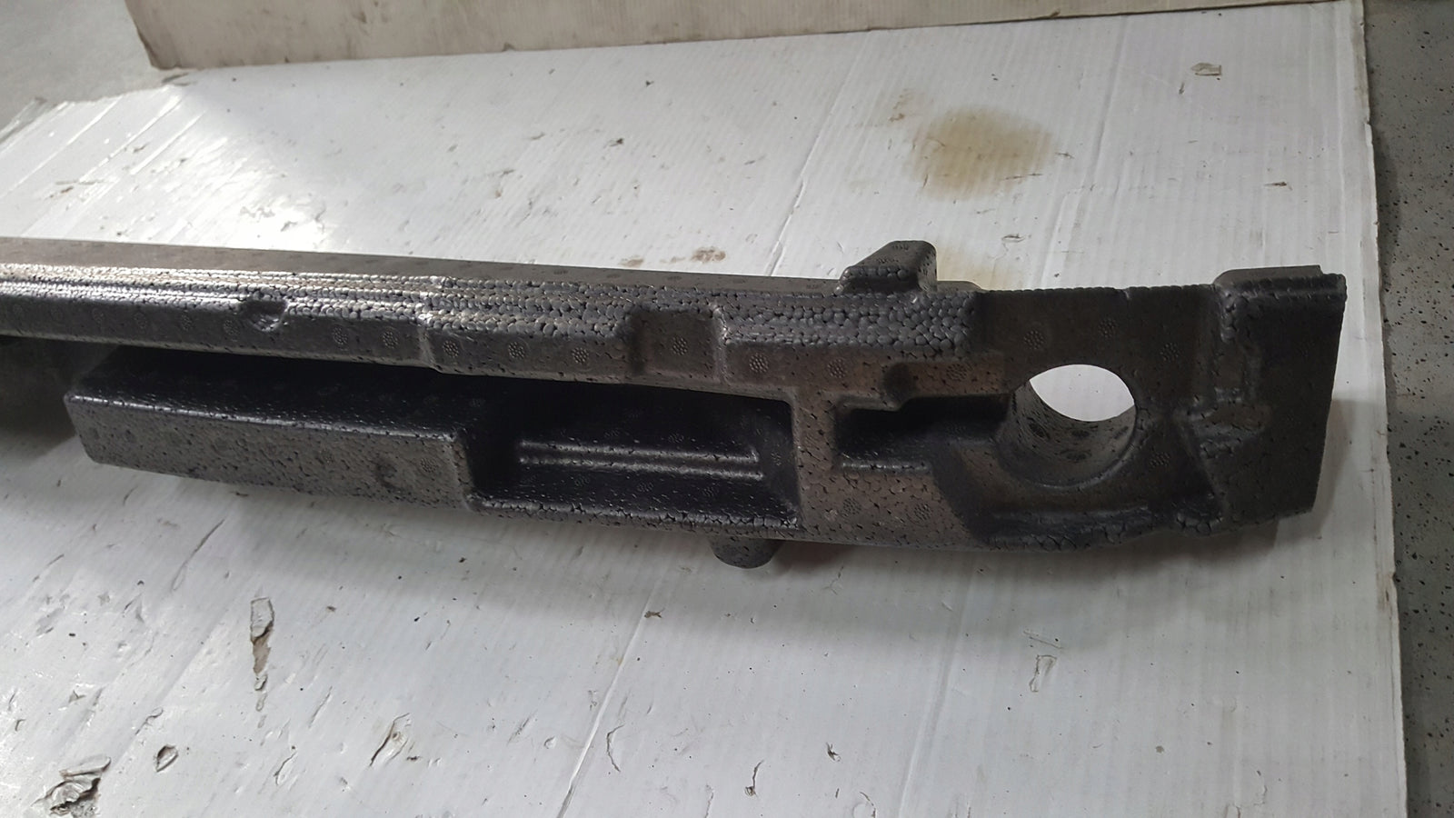 Absorber zderzaka przedniego VW GOLF VII 5G0807248G demontaż