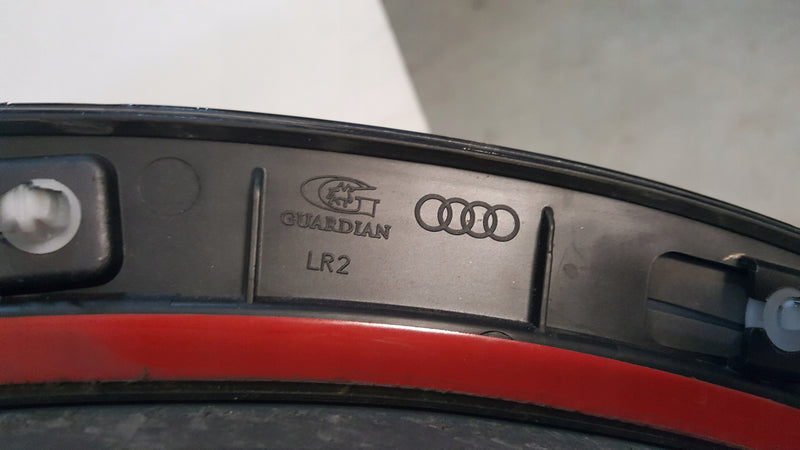 Listwa błotnika prawy przód AUDI Q3 8U0853718A demontaż
