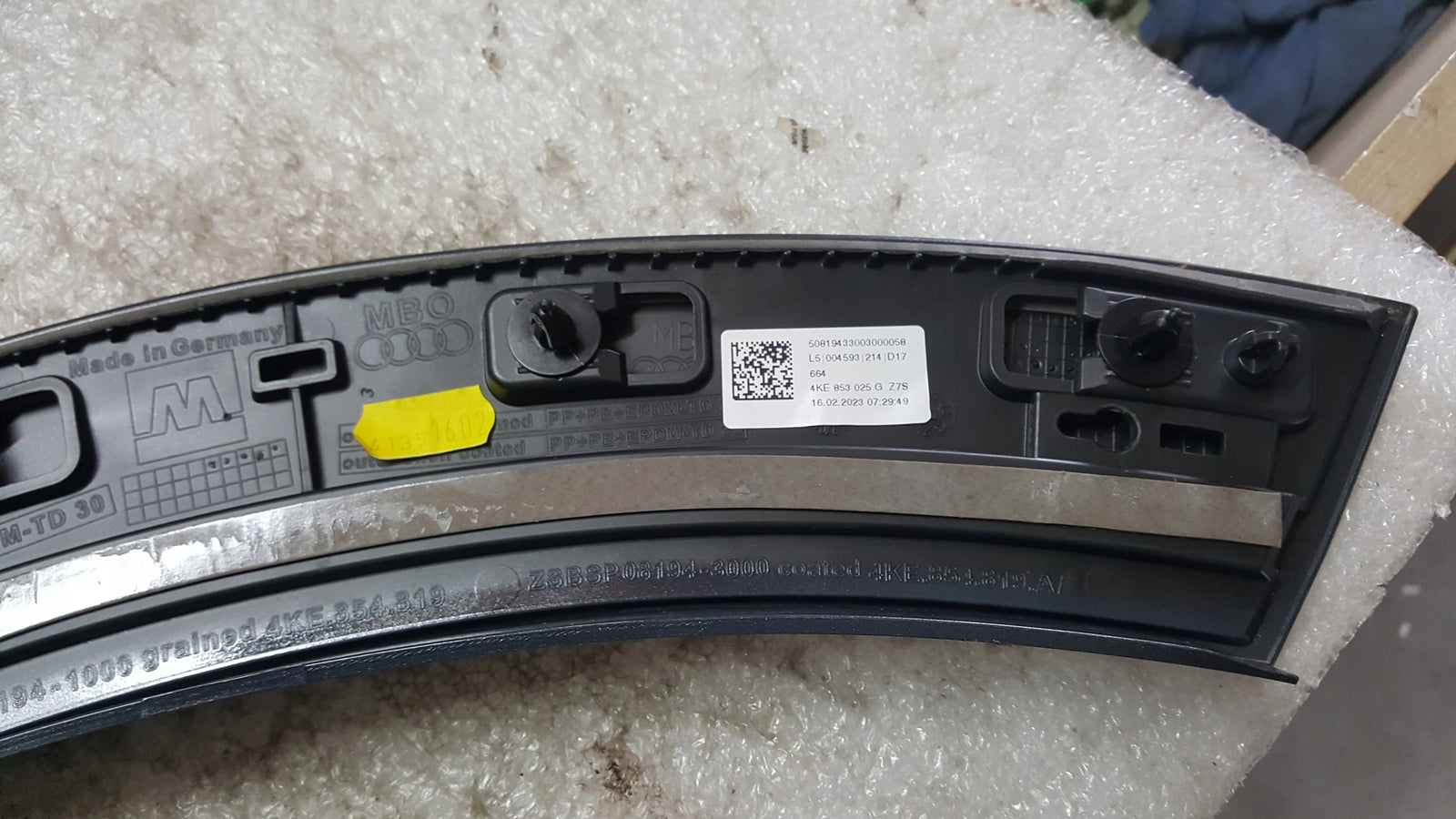 Listwa drzwi lewy tył AUDI E-TRON 4KE854819A