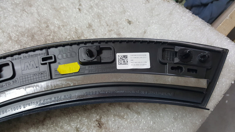 Listwa drzwi lewy tył AUDI E-TRON 4KE854819A