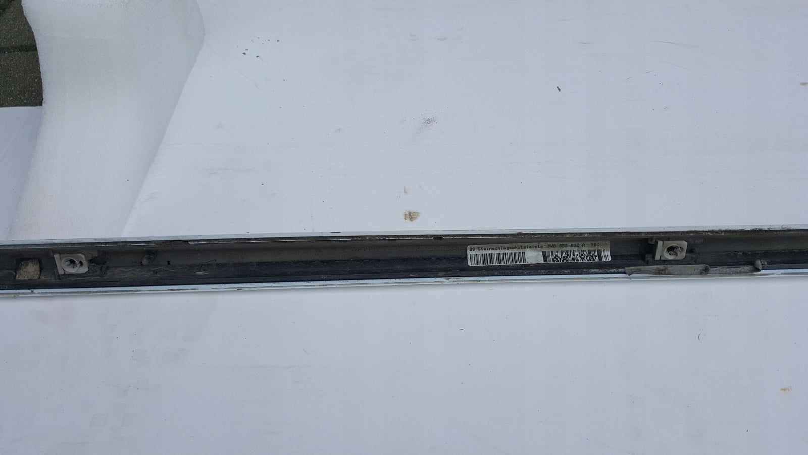 Listwa progowa prawa strona AUDI A4 (B9) 8W0853932A demontaż