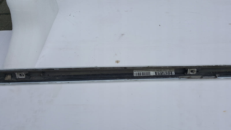 Listwa progowa prawa strona AUDI A4 (B9) 8W0853932A demontaż