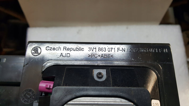 Popielniczka schowek ładowarka indukcyjna SKODA SUPERB III 3V1863071