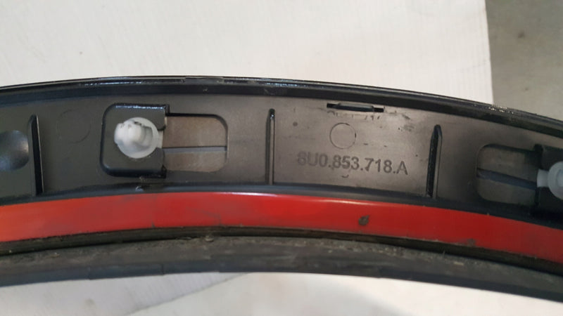 Listwa błotnika prawy przód AUDI Q3 8U0853718A demontaż
